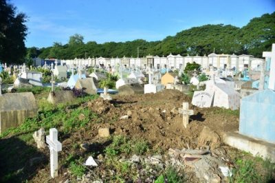 Cementerios de Santiago entre derrumbes y maleza