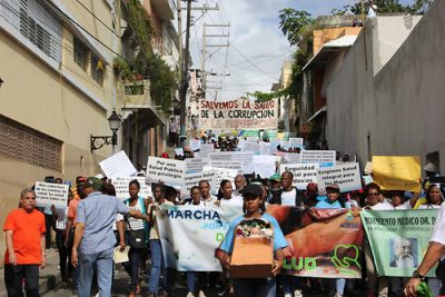 Dominicanos y dominicanas marchan para denunciar crisis hospitalaria y reclamar derecho a la salud