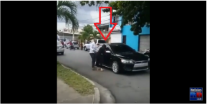 Video: Mujer encuentra su esposo con otra y trata rompe cristal del carro