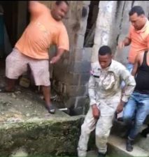 Circula vídeo de  delincuente vestido de policia que fue agredido con un cubo