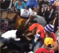 Vídeo: Dos aguiluchas peleando en el Estadio Cibao por un asiento