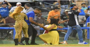 Vídeo: Mujer le pide matrimonio a su novio en el juego Águilas vs Licey