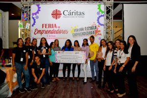 Cáritas Santiago realiza feria de emprendedores y concurso escuela emprendedora