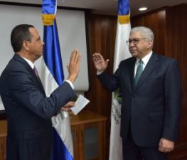 Ministro de Educación juramenta al periodista Adriano Miguel Tejada como nuevo miembro de la Junta de Directores del ISFODOSU