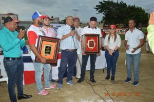 Dedican Clásico de Softbol Santiago Paulino a Martin Duran y reconocen a Papito Cruz