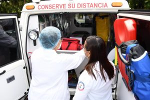 Entregan primera ambulancia para traslado de pacientes de COVID-19 en Santiago