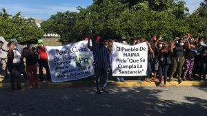 Comunitarios de Haina protesta en Medio Ambiente para cierre de recicladora de baterías