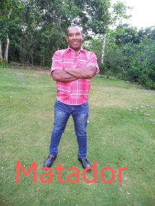 Hombre mata a su pareja y a dos personas más en Yamasá; huye y la Policía activa su búsqueda