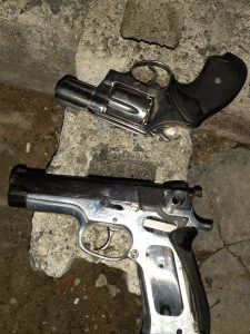 Uno de dos antisociales de nacionalidad haitiana resultó herido de bala al ser sorprendidos realizando robo en un almacén