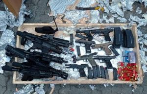 Decomisan cargamento de armas de fuego declaradas como artículos del hogar en puerto de Haina