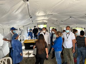 El ministro de salud Dr Daniel Rivera realizó un recorrido por distintos puestos de pruebas COVID recién instalados en la ciudad de Santiago