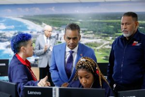 Ministro de la presidencia, Joel Santos, visita instalaciones del 9-1-1