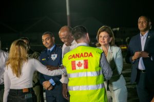 Vicepresidenta recibe personal y equipos de excavacion especial que arribó desde Canadá para rescate de mineros