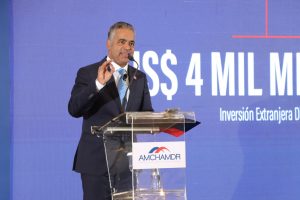 Ministro Joel Santos presenta visión transversal sobre situación actual de la República Dominicana a través de un enfoque económico en Almuerzo AMCHAMDR