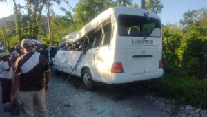 Accidente entre patana y guagua del transporte escolar deja varios estudiantes muertos en Hato Mayor