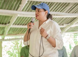Nidia Méndez llama Obras Públicas a brindar apoyo a comunidad en Villa González