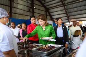 Vicepresidenta comparte almuerzo navideño con moradores de Villa Mella y La Victoria