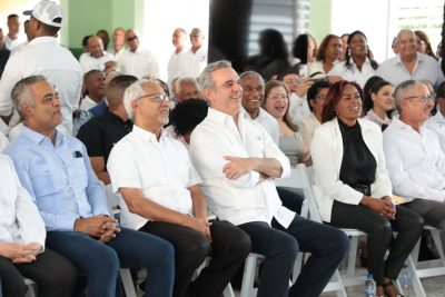 Presidente Abinader arranca 2024 entregando 800 títulos de un total de 1,456 que benefician más de 5 mil personas en Azua
