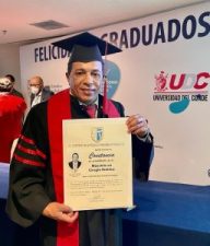 Óscar Polanco recibe en ciudad de México  que lo acredita como «Maestro en Cirugía Estética»