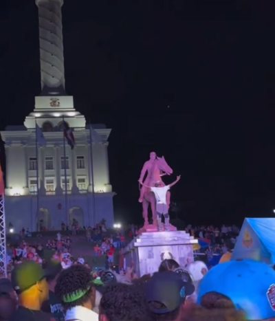 Indignación por imagen hombre en estatua de Luperón durante el carnaval de Santiago
